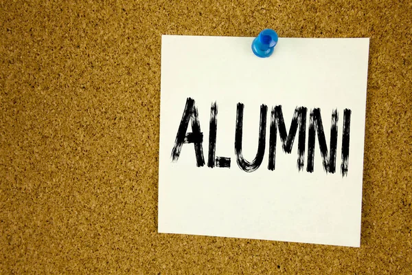 Kavramsal el yazma metin ilham gösteren mezunlar eski öğrenciler alt yazı. İş kavramı kutlama yapışkan not, hatırlatma mantar arka plan kopya alanı ile yazılı eğitim sona erdirmek için