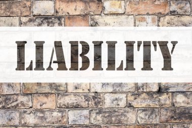 Kavramsal duyuru metni resim yazısı ilham sorumluluk gösterilen. İş kavramı suçlama kopya alanı eski tuğla zemin üzerine yazılmış Risk sorumluluk yasal için