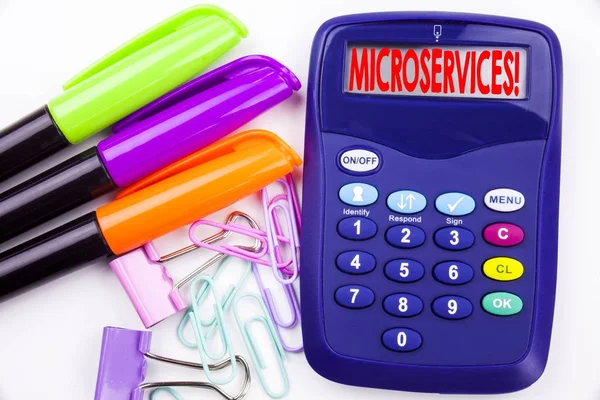Escrevendo texto palavra Microservices no escritório com arredores, como marcador, caneta escrita na calculadora. Conceito de negócio para Micro Services fundo branco com espaço de cópia — Fotografia de Stock