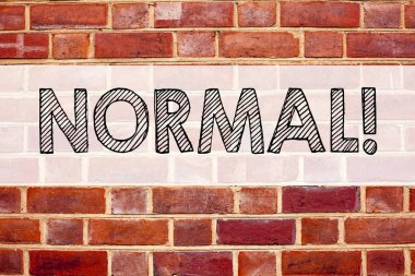 Kavramsal duyuru metni resim yazısı ilham normal gösterilen. İş kavramı güven anormal normallik sorun kopya alanı eski tuğla zemin üzerine yazılmış sorunla