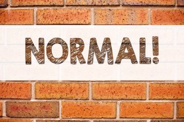 Kavramsal duyuru metni resim yazısı ilham normal gösterilen. İş kavramı güven anormal normallik sorun kopya alanı eski tuğla zemin üzerine yazılmış sorunla