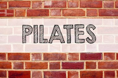 Kavramsal duyuru metni resim yazısı ilham Pilates gösterilen. İş kavramı için Fitness denge egzersiz egzersiz kopya alanı eski tuğla zemin üzerine yazılmış