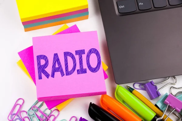 A szövegíráshoz rádió az irodai környezetben, mint a laptop, marker, toll-ben mutatja. Üzleti koncepció, a média és az oktatási műhely fehér háttér másol hely — Stock Fotó