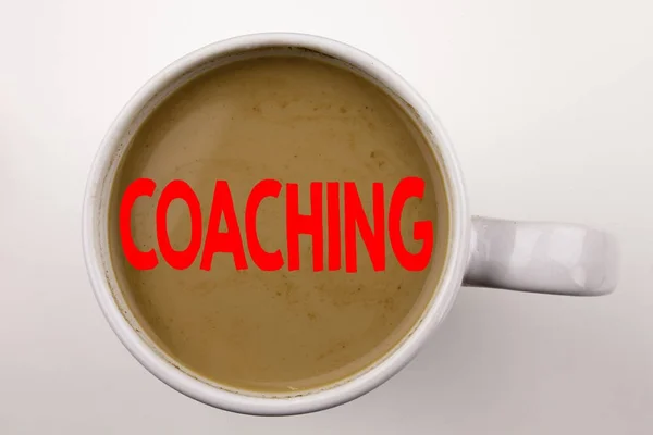 Palavra, escrever texto Coaching no café na xícara. Conceito de negócio para treinamento pessoal Mentoring em fundo branco com espaço de cópia. Texto preto com palavra vermelha . — Fotografia de Stock