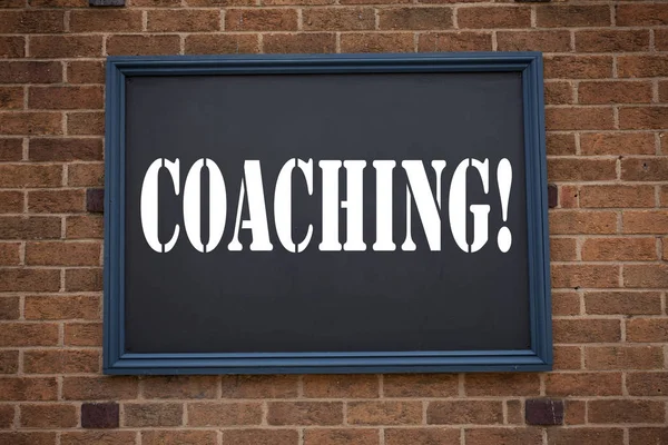Mão conceitual escrevendo legenda de texto mostrando anúncio Coaching. Conceito de negócio para treinamento pessoal Mentoring escrito no quadro de fundo de tijolo velho e espaço de cópia — Fotografia de Stock
