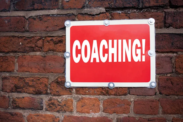 Hand schrijven tekst bijschrift inspiratie Coaching concept, wat betekent dat persoonlijke begeleiding van opleiding is geschreven op oude aankondiging verkeersbord met achtergrond en kopie ruimte tonen — Stockfoto