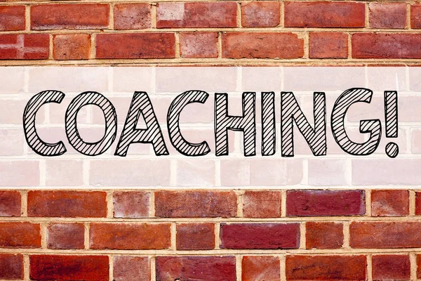 Anúncio conceitual inspiração legenda do texto mostrando Coaching. Conceito de negócio para treinamento pessoal Mentoring escrito em fundo de tijolo velho com espaço de cópia — Fotografia de Stock