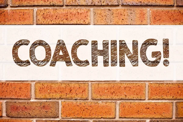 Anúncio conceitual inspiração legenda do texto mostrando Coaching. Conceito de negócio para treinamento pessoal Mentoring escrito em fundo de tijolo velho com espaço de cópia — Fotografia de Stock