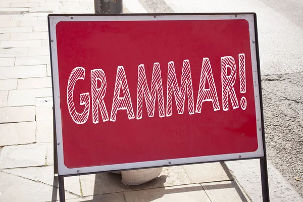 Inspirasi teks tulisan tangan konseptual menunjukkan Grammar. Konsep bisnis untuk The Basic Rules of Syntax Grammatical Language ditulis pada tanda jalan pengumuman dengan latar belakang dan ruang penyalinan — Stok Foto