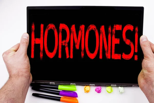 Hormonas texto escrito en la tableta, ordenador en la oficina con marcador, pluma, papelería. Concepto de negocio para Hormone Pill fondo blanco con espacio de copia —  Fotos de Stock