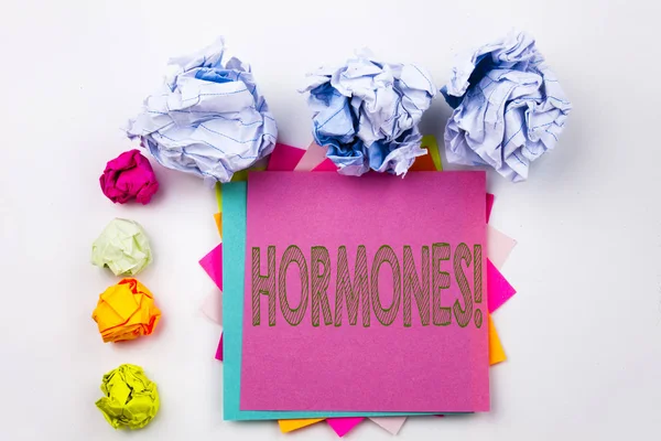 Texte d'écriture montrant des hormones écrites sur une note collante au bureau avec des boules de papier vissées. Concept d'entreprise pour Hormone Pill sur le fond blanc isolé . — Photo