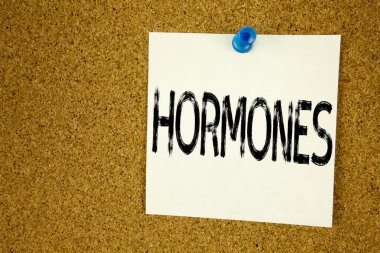 Kavramsal el hormonlar gösterilen metin resim yazısı ilham yazma. Hormon yapışkan not, hatırlatma mantar arka plan kopya alanı ile yazılı hap için iş kavramı