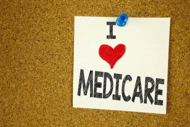 Metin resim yazısı ilham gösterilen kapsamlı tıbbi sigorta sağlık planı üzerinde yapışkan not, hatırlatma izole arka plan kopya alanı ile yazılı sevgi dolu anlamı aşk Medicare kavramı yazma el