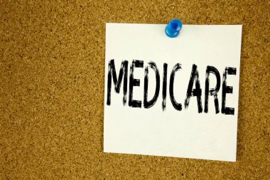 Kavramsal el Medicare gösterilen metin resim yazısı ilham yazma. Kapsamlı tıbbi sigorta sağlık yapışkan not, hatırlatma mantar arka plan kopya alanı ile yazılı Plan için iş kavramı