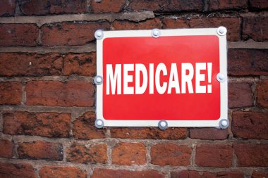 Kapsamlı tıbbi sigorta sağlık eski duyuru yol işareti ile arka plan ve kopya alanı üzerinde yazılı Plan anlamı Medicare kavramı gösterilen metin resim yazısı ilham yazma el