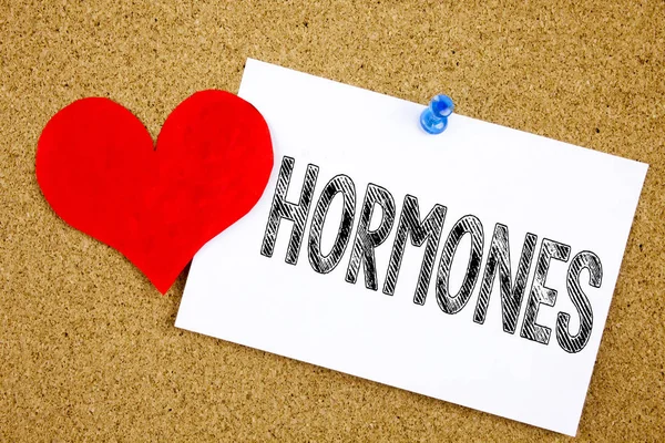 Conceptual mão escrita texto legenda inspiração mostrando Hormônios conceito para Hormone Pill and Love escrito em nota pegajosa, lembrete cortiça fundo com espaço de cópia — Fotografia de Stock