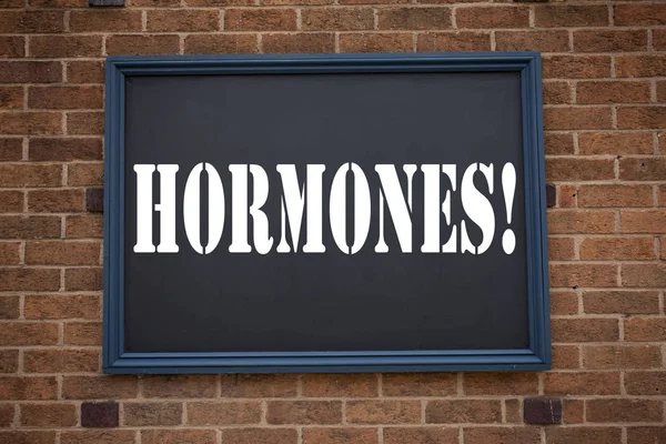 Konceptuální ručně psaného textu Titulek zobrazující oznámení hormony. Obchodní koncept pro hormonální pilulka na staré cihlové pozadí a kopírovat prostor na rámu — Stock fotografie