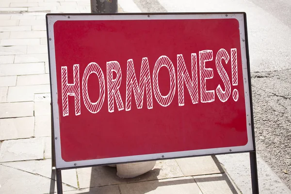 Концептуальное рукописное написание текста вдохновение, показывающее гормоны. Бизнес-концепция для гормональной таблетки написана на объявлении дорожного знака с фоновым и копировальным пространством — стоковое фото