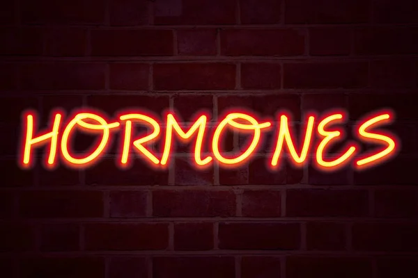 Hormonů neonový nápis na cihlovou zeď na pozadí. Zářivka Neon Sign na zdivo obchodní koncept pro hormonální pilulka 3d vykreslení — Stock fotografie