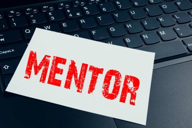 Dizüstü bilgisayar klavye üzerinde office yakın çekim yapılan akıl hocası metin yazma. Rehber öğretmen antrenör hocası danışman öğretmen atölye için iş kavramı kopya alanı siyah zemin üzerine