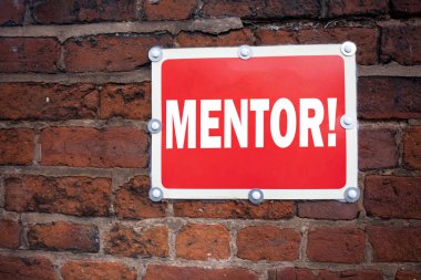 Rehber öğretmen antrenör hocası danışman öğretmen eski duyuru yol işareti ile arka plan ve kopya alanı üzerinde yazılı anlamı akıl hocası kavramı gösterilen metin resim yazısı ilham yazma el