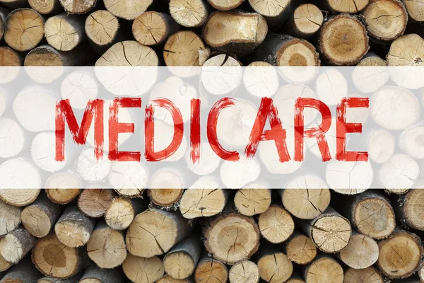 包括的な医療保険健康プランのコピー スペースを持つ木製の背景に書かれたメディケア事業コンセプトを示す概念の発表テキスト キャプション インスピレーション — ストック写真
