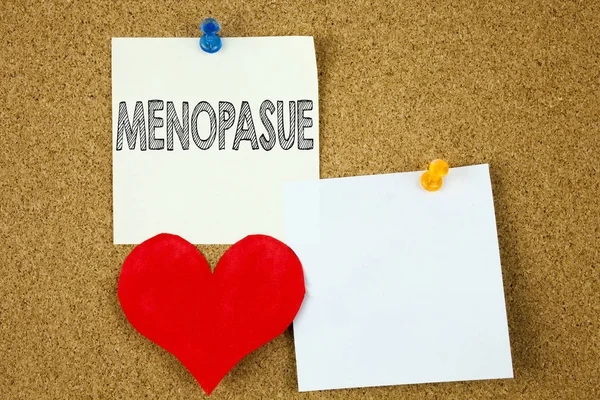 Konzeptionelle Handschrift Text Bildunterschrift Inspiration zeigt Menopause Konzept für Midlife Crisis Grand Climacteric und Liebe auf Haftnotiz geschrieben, Erinnerung Kork Hintergrund mit Kopierraum — Stockfoto