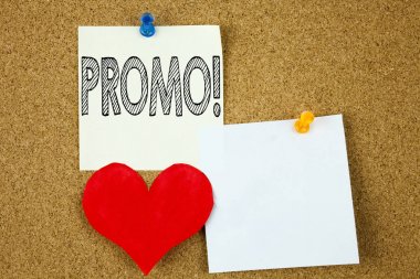 Kavramsal el Promo kavramı Promo Satış alışveriş ürün tanıtım ve yapışkan not, yazılı aşk için gösterilen metin resim yazısı ilham yazma hatırlatma mantar arka plan kopya alanı ile