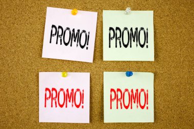 Kavramsal el Promo iş kavramı renkli yapışkan not yakın çekim Promo Satış alışveriş ürün tanıtımı için gösterilen metin resim yazısı ilham yazma