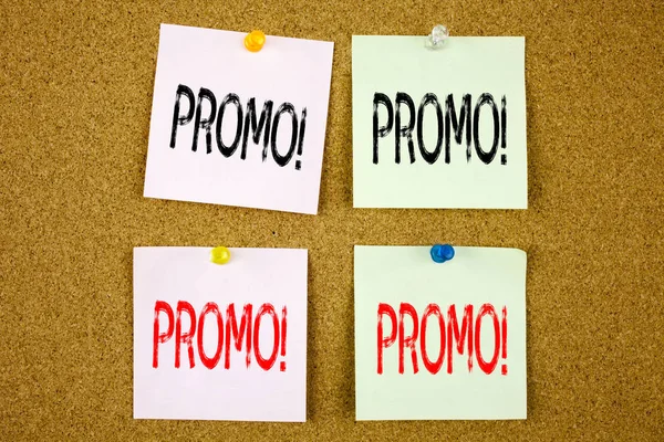 Kavramsal el Promo iş kavramı renkli yapışkan not yakın çekim Promo Satış alışveriş ürün tanıtımı için gösterilen metin resim yazısı ilham yazma