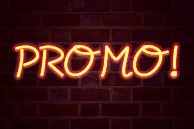 Promo neon tabela tuğla duvar arka plan üzerinde. Floresan Neon tüp işareti tuğla iş kavramı Promo Satış alışveriş ürün tanıtımı için 3d render