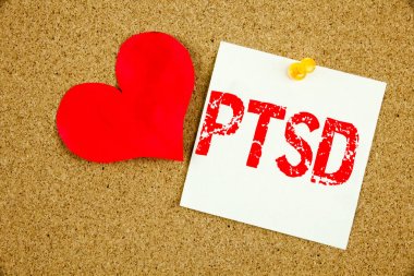 Kavramsal el Post-Traumatic stres bozukluğu TSSB kavram sağlık tedavi ve yapışkan not, hatırlatma mantar arka plan kopya alanı ile yazılı aşk için gösterilen metin resim yazısı ilham yazma
