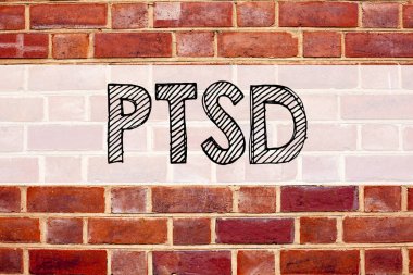 Kavramsal duyuru metni resim yazısı ilham TSSB Post-Traumatic stres bozukluğu gösteren. İş kavramı sağlık kopya alanı eski tuğla zemin üzerine yazılı tedavisinde