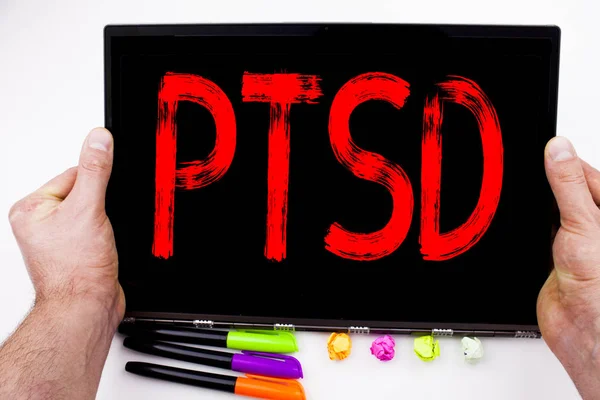 PTSD Post-Traumatic Stress Disorder texto escrito em tablet, computador no escritório com marcador, caneta, papelaria. Conceito de negócio para tratamento de saúde fundo branco com espaço de cópia — Fotografia de Stock