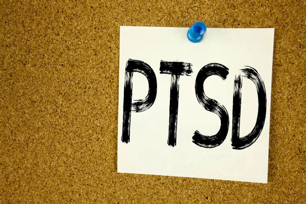 Mão conceitual escrever texto inspiração legenda mostrando PTSD Pós-Traumatic Stress Disorder. Conceito de negócio para tratamento de saúde escrito em nota pegajosa, lembrete cortiça fundo com espaço de cópia — Fotografia de Stock