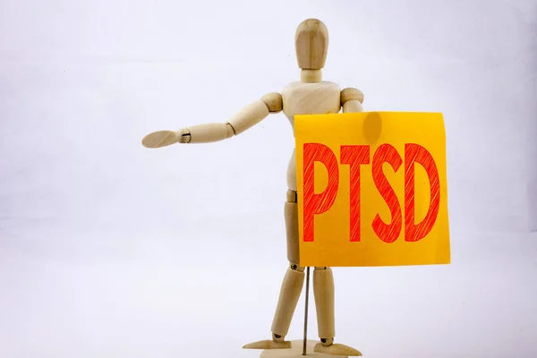 Conceptual escritura a mano texto pie de foto inspiración mostrando PTSD Trastorno de estrés postraumático Concepto de negocio para el tratamiento de la salud escrito sobre fondo de escultura nota adhesiva con espacio — Foto de Stock