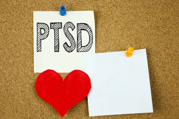Kavramsal el Post-Traumatic stres bozukluğu TSSB kavram sağlık tedavi ve yapışkan not, hatırlatma mantar arka plan kopya alanı ile yazılı aşk için gösterilen metin resim yazısı ilham yazma