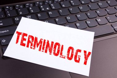 Dizüstü bilgisayar klavye üzerinde office yakın çekim yapılan terminoloji metin yazma. Tıbbi hukuki terminolojik atölye için iş kavramı kopya alanı siyah zemin üzerine