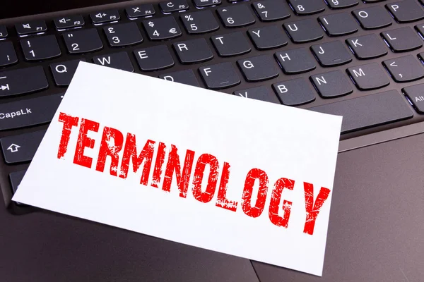 Dizüstü bilgisayar klavye üzerinde office yakın çekim yapılan terminoloji metin yazma. Tıbbi hukuki terminolojik atölye için iş kavramı kopya alanı siyah zemin üzerine