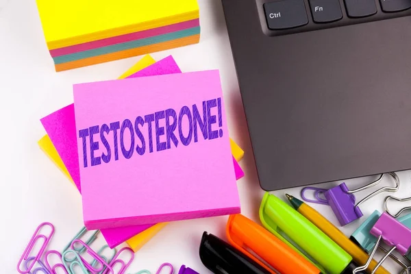 Pisanie tekstu Wyświetlono testosteronu w biurze z okolicy, takie jak laptop, marker, pióra. Koncepcja biznesowa dla hormonu cząsteczka męskich sterydów warsztat białym tle kopii przestrzeni — Zdjęcie stockowe