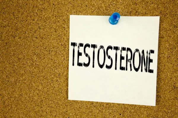 Mão conceitual escrever texto inspiração legenda mostrando testosterona. Conceito de negócio para Hormônio Molécula Esteroide Masculino escrito em nota pegajosa, lembrete cortiça fundo com espaço de cópia — Fotografia de Stock