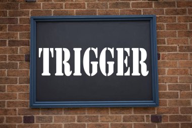 Kavramsal el metin resim yazısı gösteren duyuru tetikleyici yazma. İş kavramı karıştırın kıvılcım gevşek veya çerçeve eski tuğla arka plan ve kopya alanı üzerinde yazılı fikir Unleash için