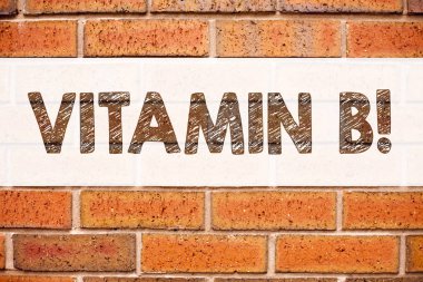 Vitamin b iş kavramı kopya alanı eski tuğla zemin üzerine yazılı için gösterilen kavramsal duyuru metni resim yazısı ilham