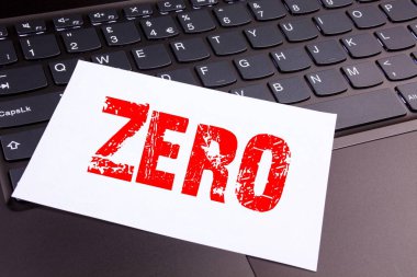Dizüstü bilgisayar klavye üzerinde office yakın çekim yapılan sıfır metin yazma. Siyah arka plan kopya alanı ile sıfır tolerans Çalıştayı iş kavramı için sıfır sıfır