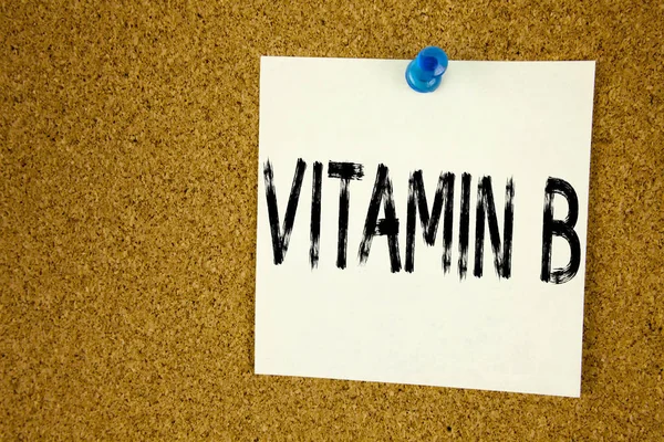 Szöveg írása fogalmi kézzel felirat mutatja Vitamin B. üzleti koncepció, mert írva a ragadós cetli, emlékeztető cork háttér-val másol hely inspiráció — Stock Fotó