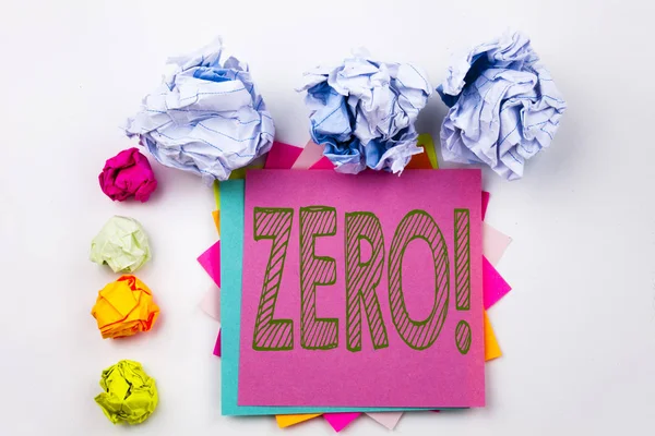Texte d'écriture montrant Zéro écrit sur une note collante au bureau avec des boules de papier vissées. Concept d'entreprise pour Zero Zeros Nought Tolérance sur fond blanc isolé . — Photo