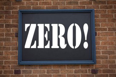 Kavramsal el yazma metin resim yazısı gösteren duyuru sıfır. Sıfır tolerans çerçeve eski tuğla arka plan ve kopya alanı üzerinde yazılı iş kavramı için sıfır sıfır