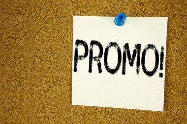 Kavramsal el Promo gösterilen metin resim yazısı ilham yazma. İş kavramı için Promo Satış alışveriş ürün promosyon yapışkan not, hatırlatma mantar arka plan kopya alanı ile yazılı