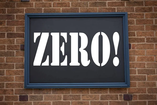 Kavramsal el yazma metin resim yazısı gösteren duyuru sıfır. Sıfır tolerans çerçeve eski tuğla arka plan ve kopya alanı üzerinde yazılı iş kavramı için sıfır sıfır