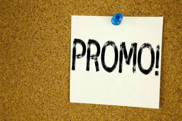 Kavramsal el Promo gösterilen metin resim yazısı ilham yazma. İş kavramı için Promo Satış alışveriş ürün promosyon yapışkan not, hatırlatma mantar arka plan kopya alanı ile yazılı